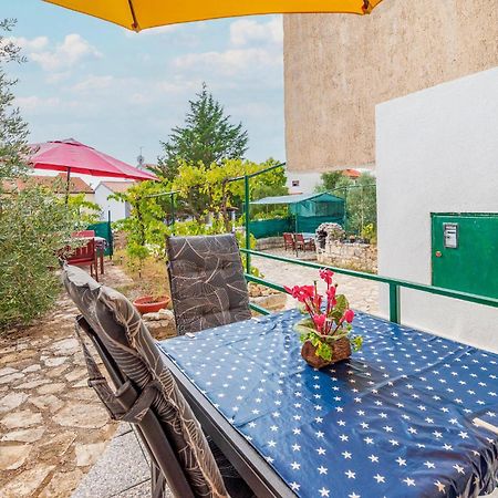 Amazing Apartment In Pula With Kitchen מראה חיצוני תמונה