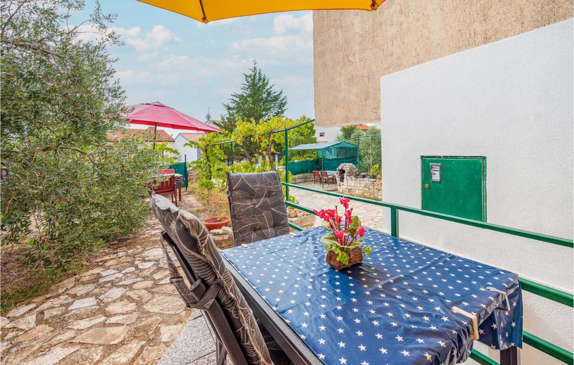 Amazing Apartment In Pula With Kitchen מראה חיצוני תמונה